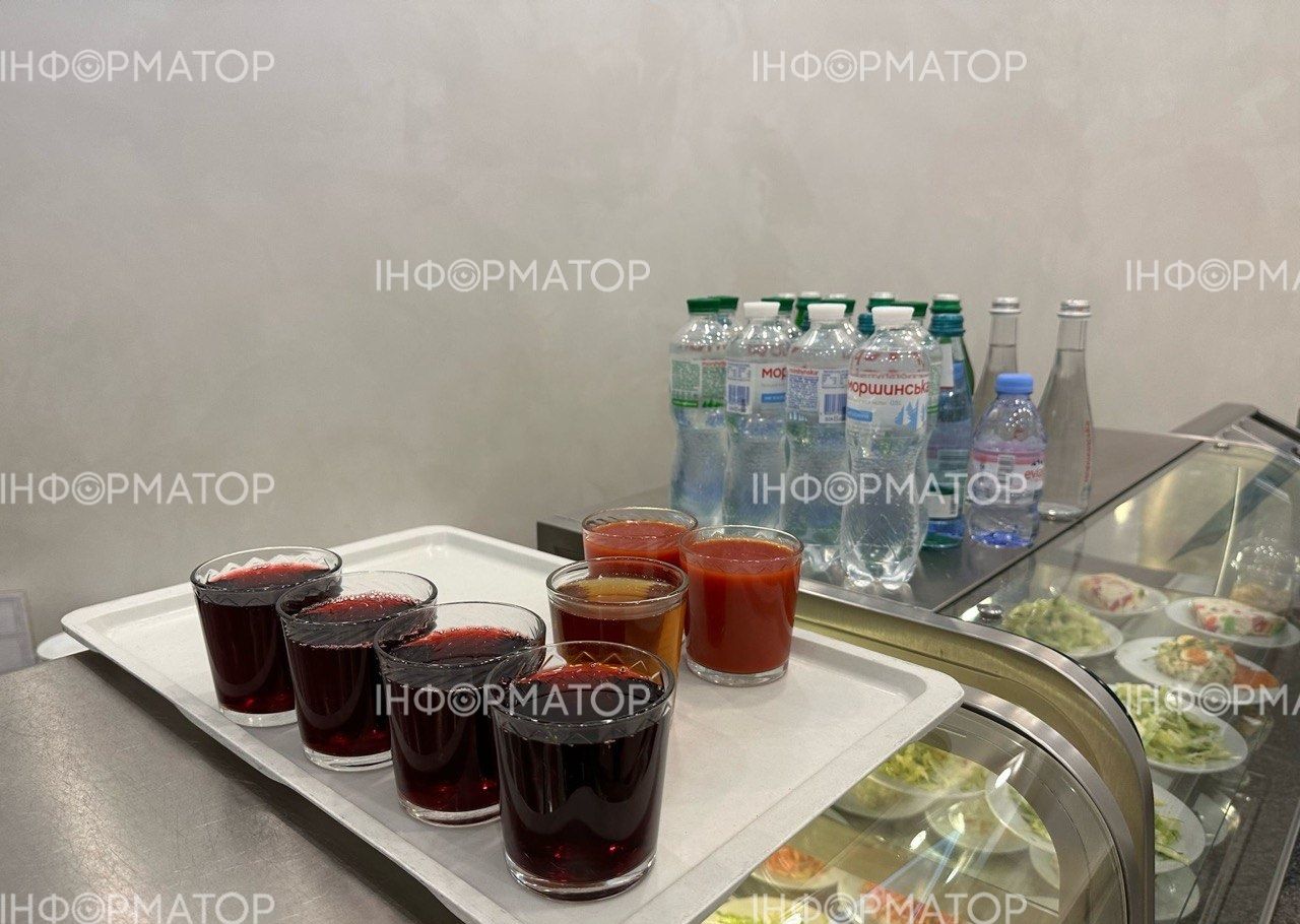 Из напитков предлагают минеральную воду, соки и компот Из напитков предлагают минеральную воду, соки и компот