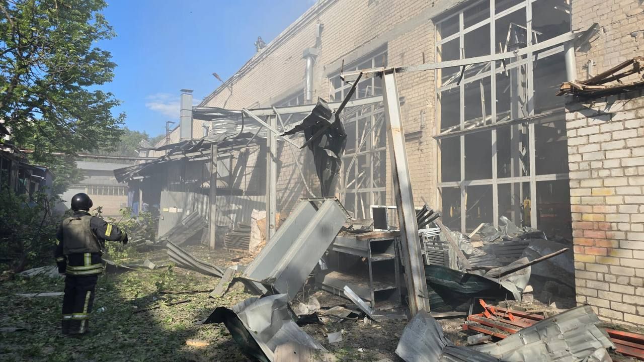 Удар по промзоні Харкова: ДСНС і ОВА показали наслідки атаки КАБів - фото, відео 1