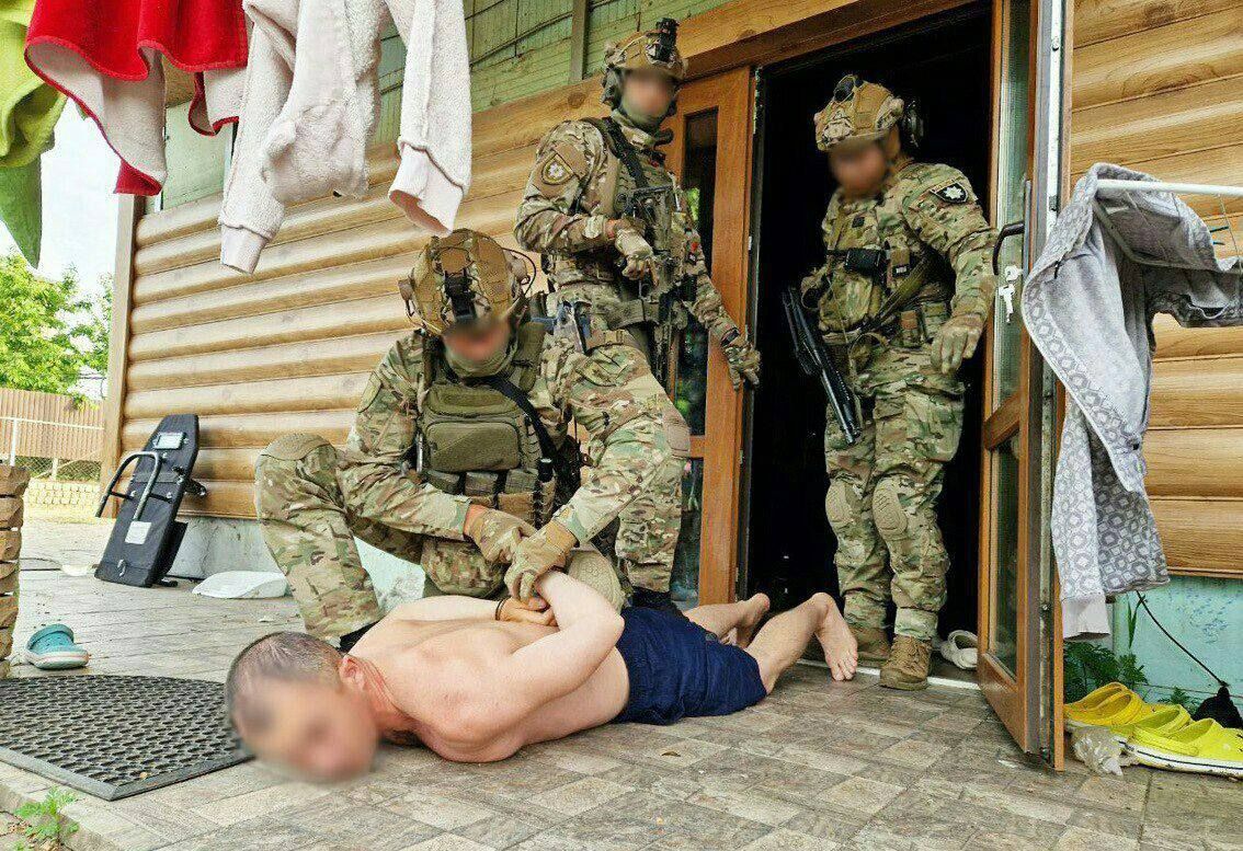 Выкопали тоннель и сделали отверстие в стене: в Чернигове задержали грабителей банка 1