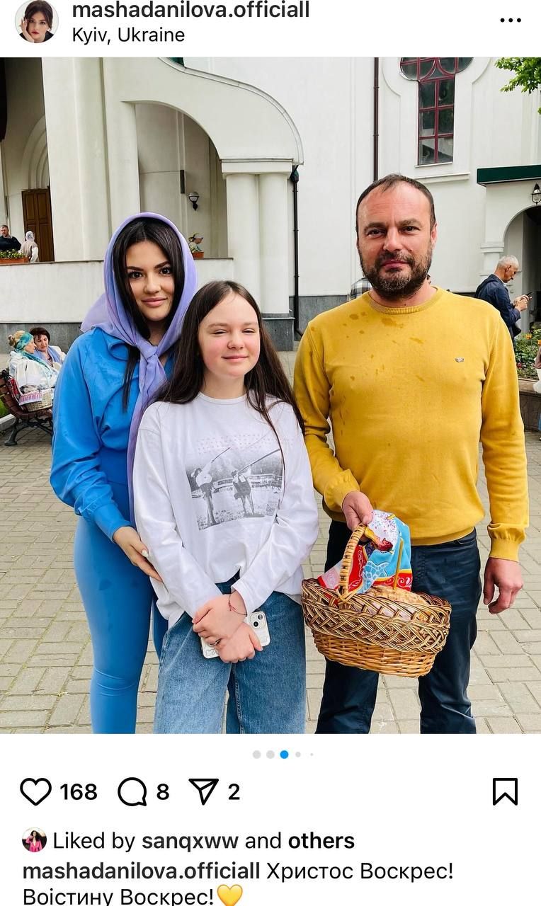 Маша Данилова с отцом и младшей сестрой на Пасху Маша Данилова с отцом и младшей сестрой на Пасху
