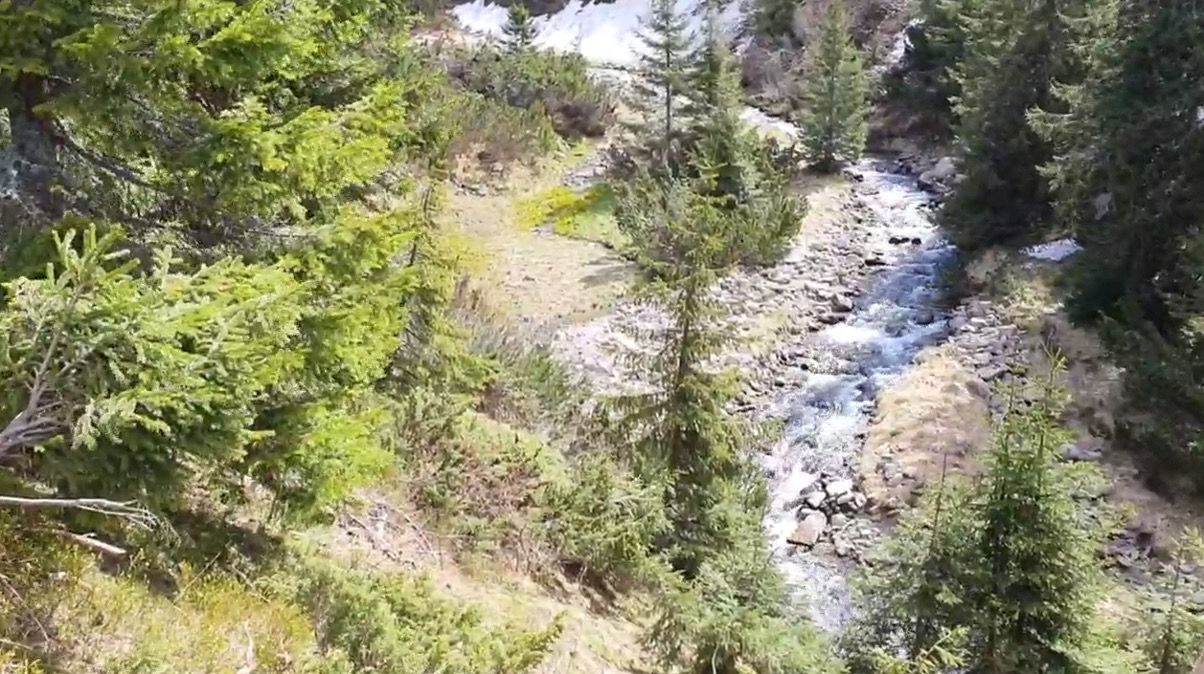 Пити воду в горах не завжди безпечно. Пити воду в горах не завжди безпечно.