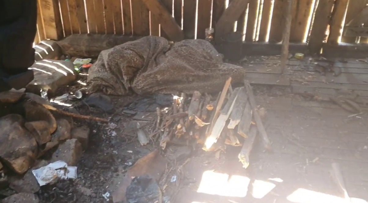 Всередині колиби було повно сміття:  Всередині колиби було повно сміття: