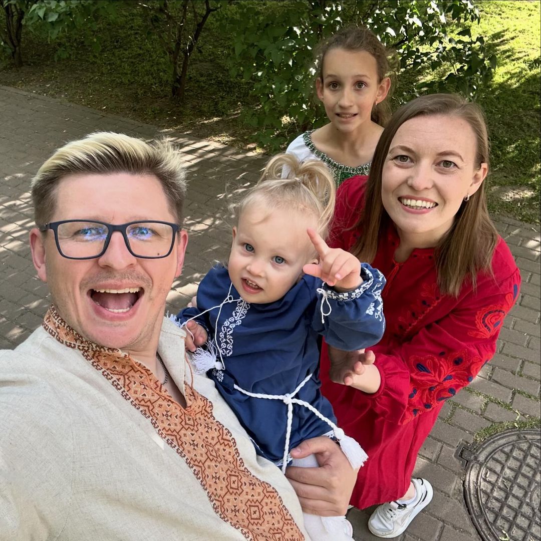 Сергій Мартиненко з дружиною та доньками. Фото: Instagram/ Сергій Мартиненко з дружиною та доньками. Фото: Instagram/