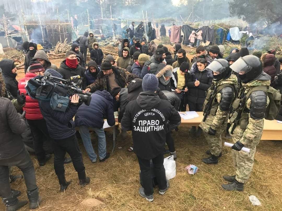 Білоруси знімають сюжети, як вони допомагають біженцям дістатися Німеччини. Фото з відкритих джерел Білоруси знімають сюжети, як вони допомагають біженцям дістатися Німеччини. Фото з відкритих джерел