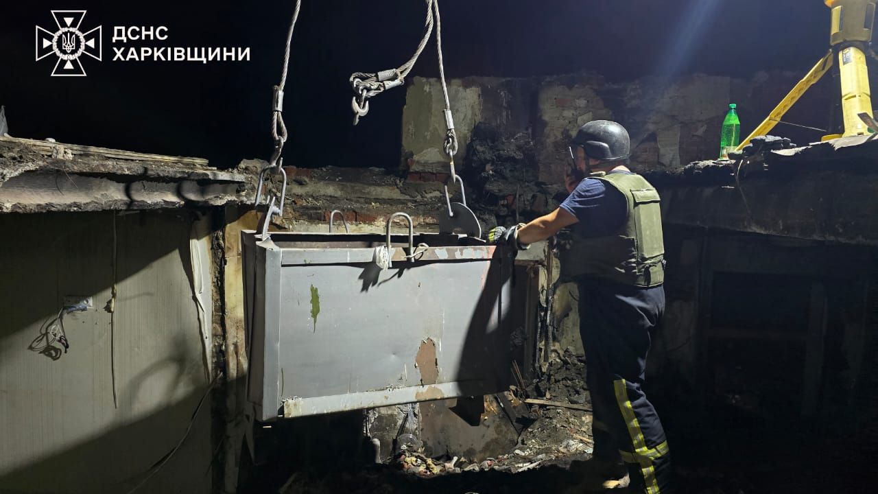Удар РФ по пятиэтажке в Харькове унес жизни 7 человек: под завалами могут быть люди 3