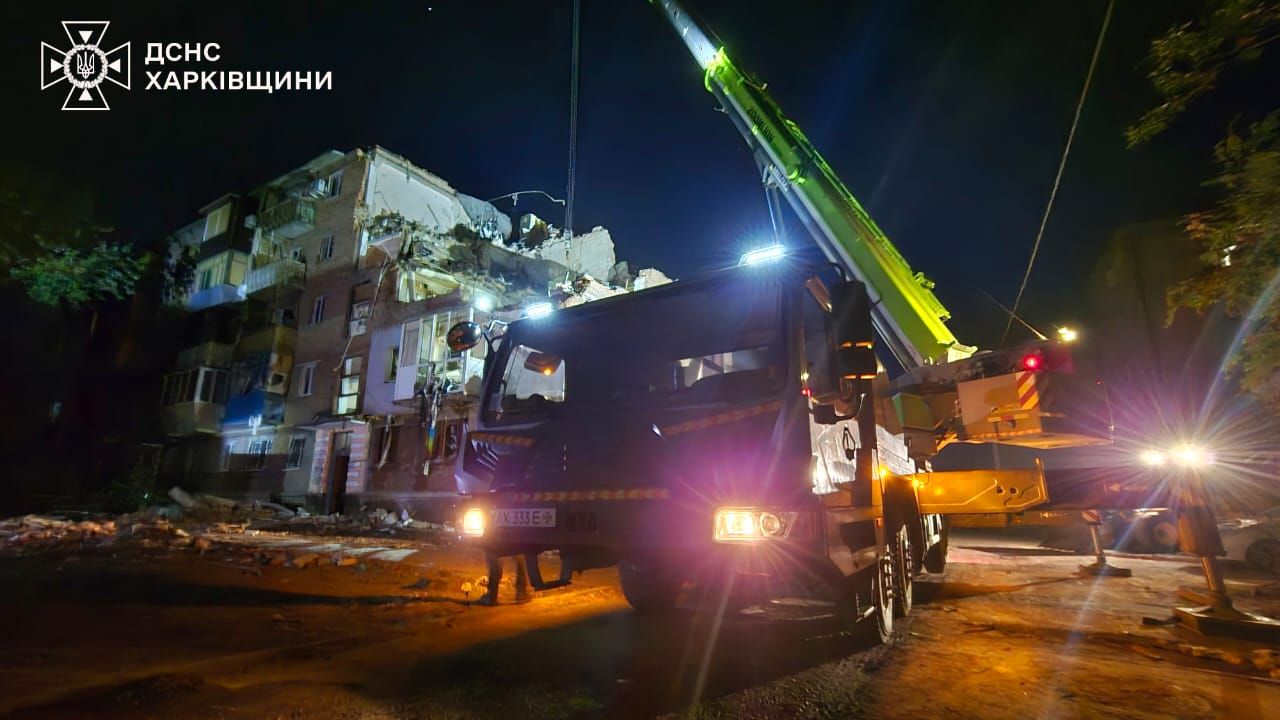 Удар РФ по пятиэтажке в Харькове унес жизни 7 человек: под завалами могут быть люди 4