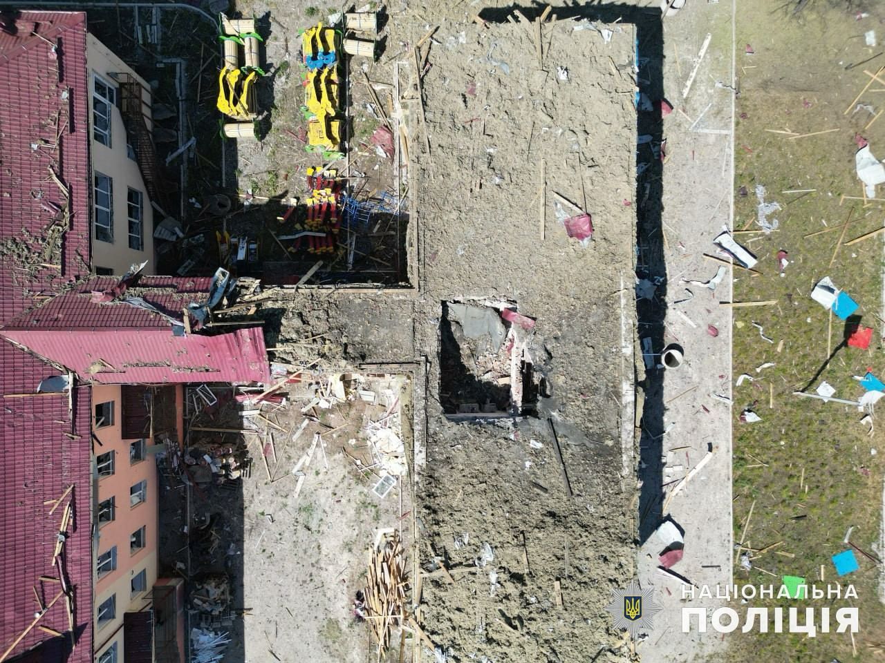 Окупанти скинули дві авіабомби на дитсадок у Мирнограді - поліція показала жахливі руйнування 1