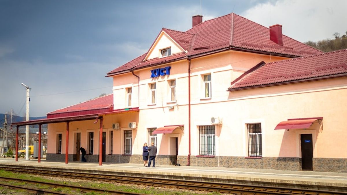 Финальная точка маршрута Игоря Реца на Закарпатье - вокзал городка Хуст, капитально восстановленный за год до начала войны. Фото: Интерфакс-Украина Финальная точка маршрута Игоря Реца на Закарпатье - вокзал городка Хуст, капитально восстановленный за год до начала войны. Фото: Интерфакс-Украина