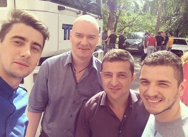У перерві зйомок "Розсміши коміка" Зеленський запропонував стати сценаристом "Кварталу" У перерві зйомок "Розсміши коміка" Зеленський запропонував стати сценаристом "Кварталу"