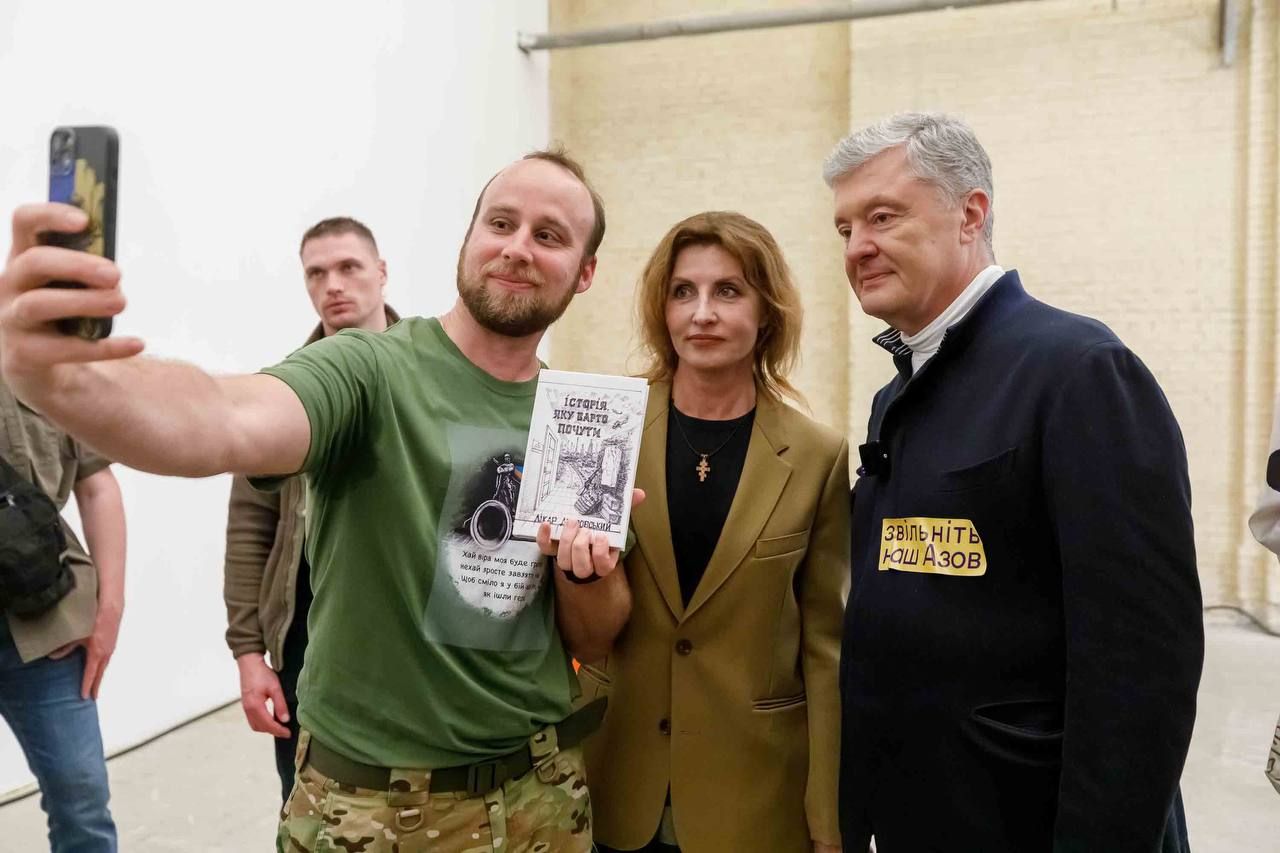 Петр Порошенко с женой Мариной на "Книжном арсенале" Петр Порошенко с женой Мариной на "Книжном арсенале"