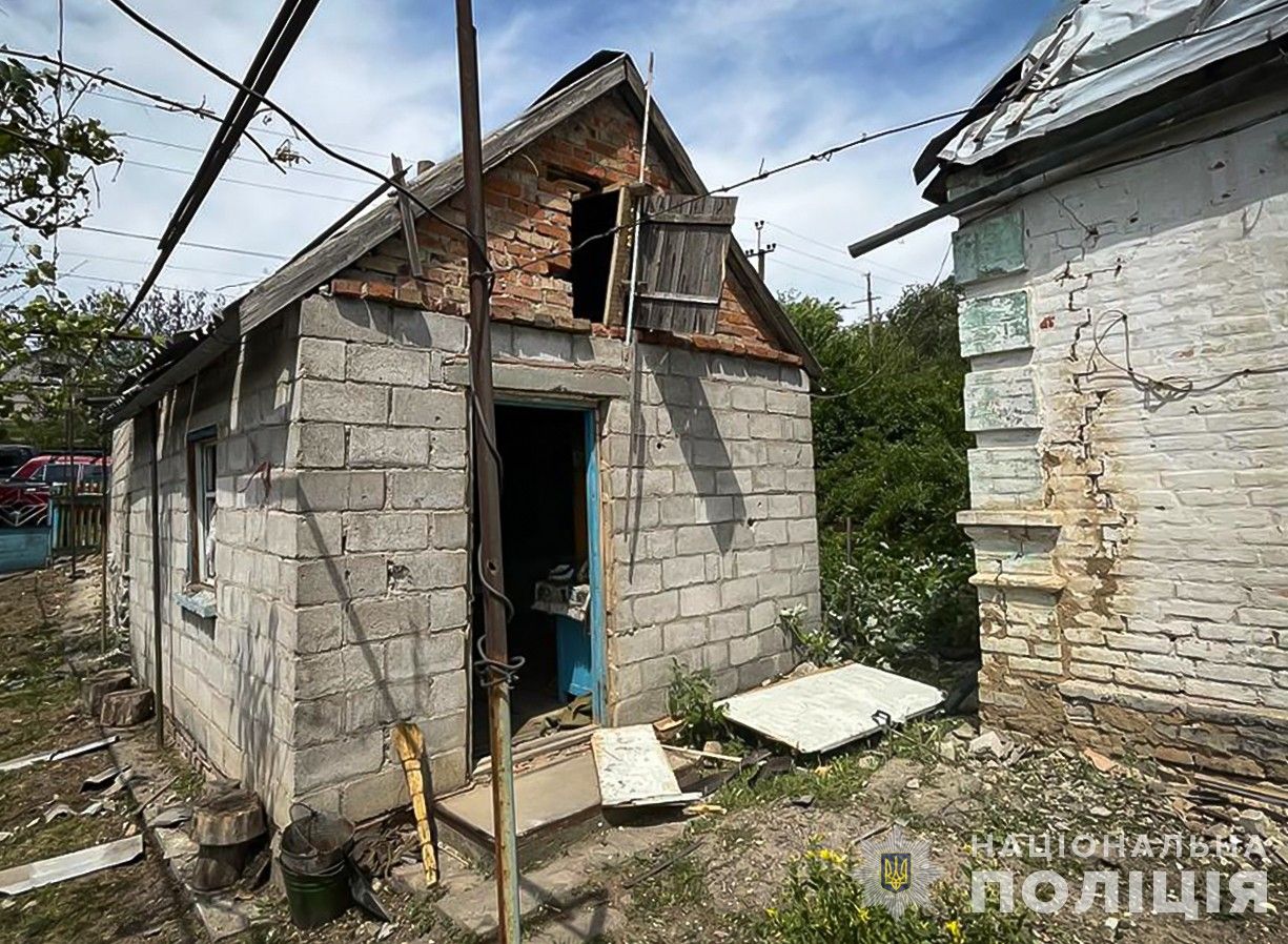 Зруйнований російськими пострілами дім мешканців Запоріжжя Зруйнований російськими пострілами дім мешканців Запоріжжя