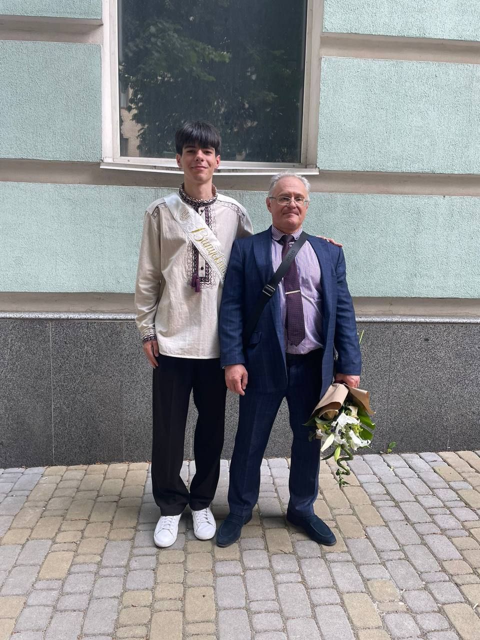Сын Гетманцева со своим учителем истории на выпуске из Сын Гетманцева со своим учителем истории на выпуске из