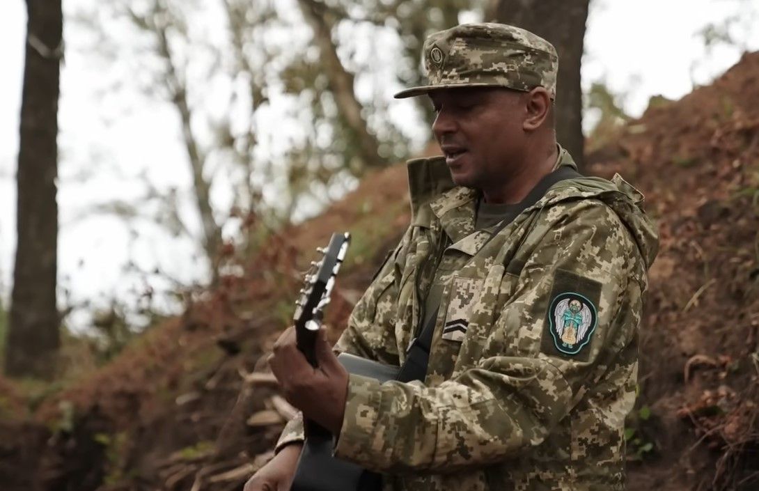 Сейчас Мирослав Кувалдин гастролирует с культурным десантом на передовой Сейчас Мирослав Кувалдин гастролирует с культурным десантом на передовой