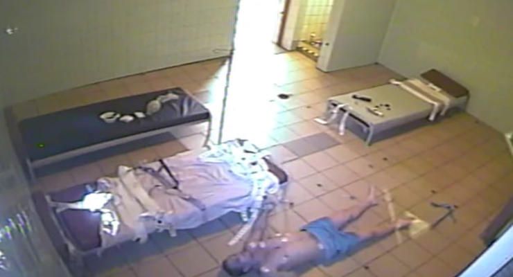 Польське ЗМІ показало відео тортур поліцейських над українцем у витверезнику Вроцлава (скриншот) / wiadomosci.onet.pl Польське ЗМІ показало відео тортур поліцейських над українцем у витверезнику Вроцлава (скриншот) / wiadomosci.onet.pl