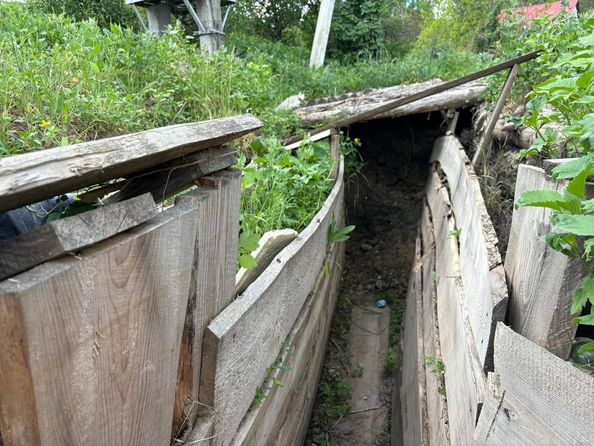 Абияк створене укріплення замість нормально облаштованого окопу. Фото Ірини Геращенко Абияк створене укріплення замість нормально облаштованого окопу. Фото Ірини Геращенко