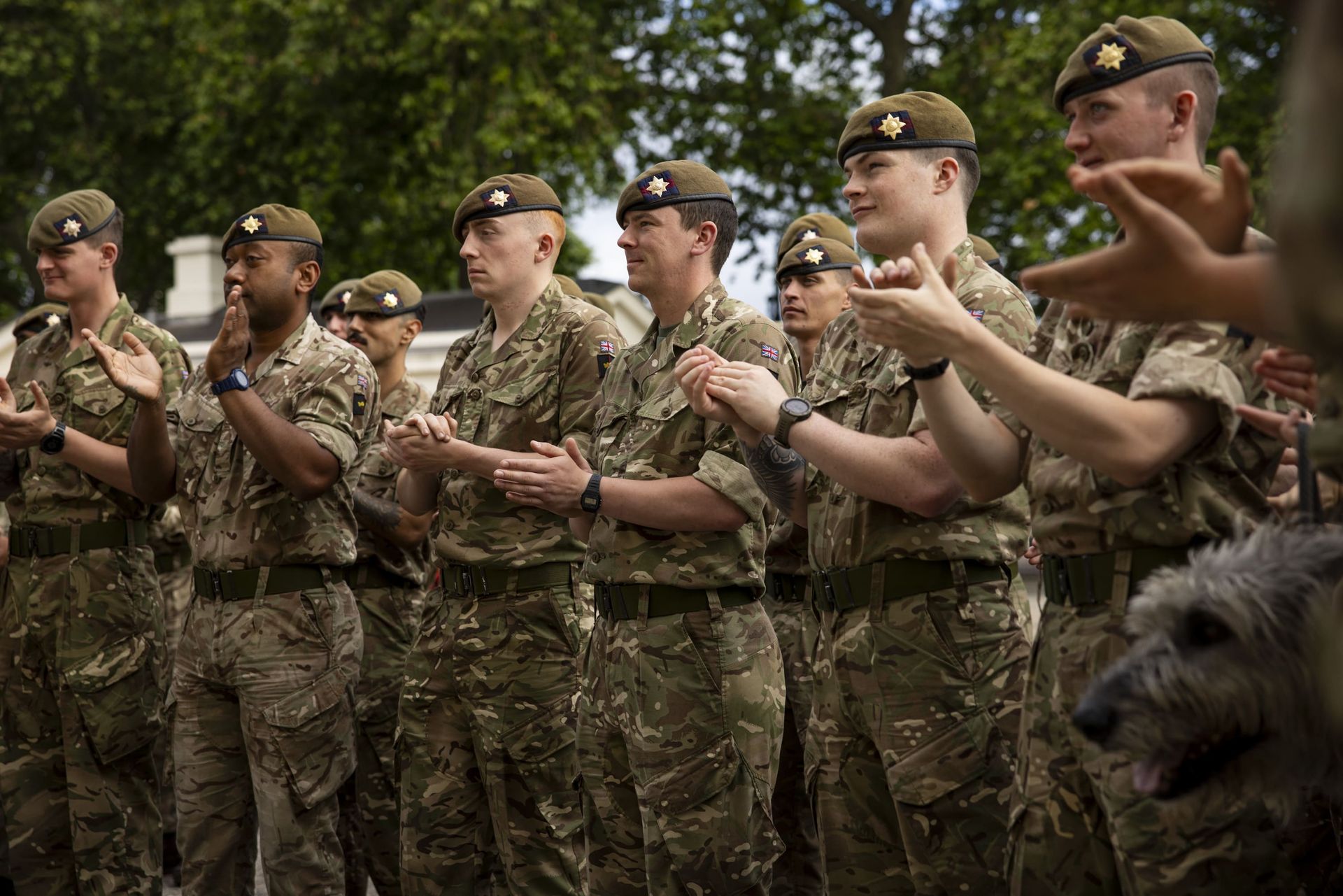 Гвардейцам зачитывают письмо принцессы. Фото: @irish_guards