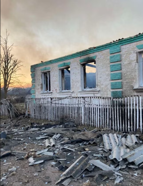 Зруйнована обстрілами школа у Рижівці, березень 2024 року. Фото Юрія Зарка Зруйнована обстрілами школа у Рижівці, березень 2024 року. Фото Юрія Зарка
