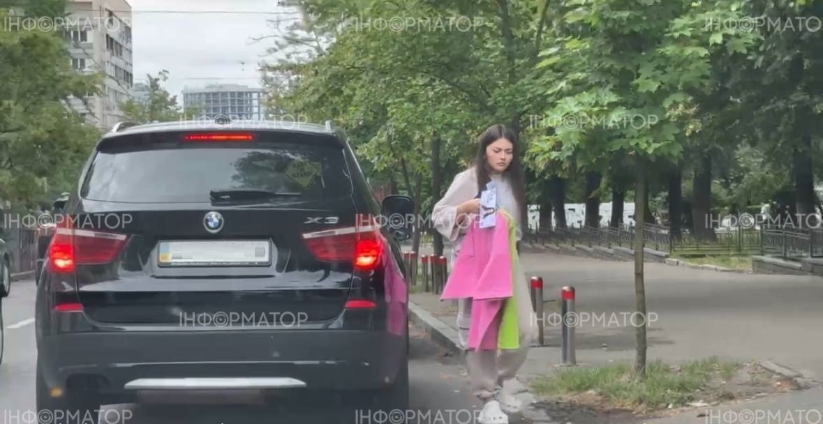 Маша Данілова зі своїм мерчем