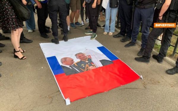 У Чернівцях авто митрополита УПЦ МП Феодосія наїхало на людину: клірик намагався втекти 1