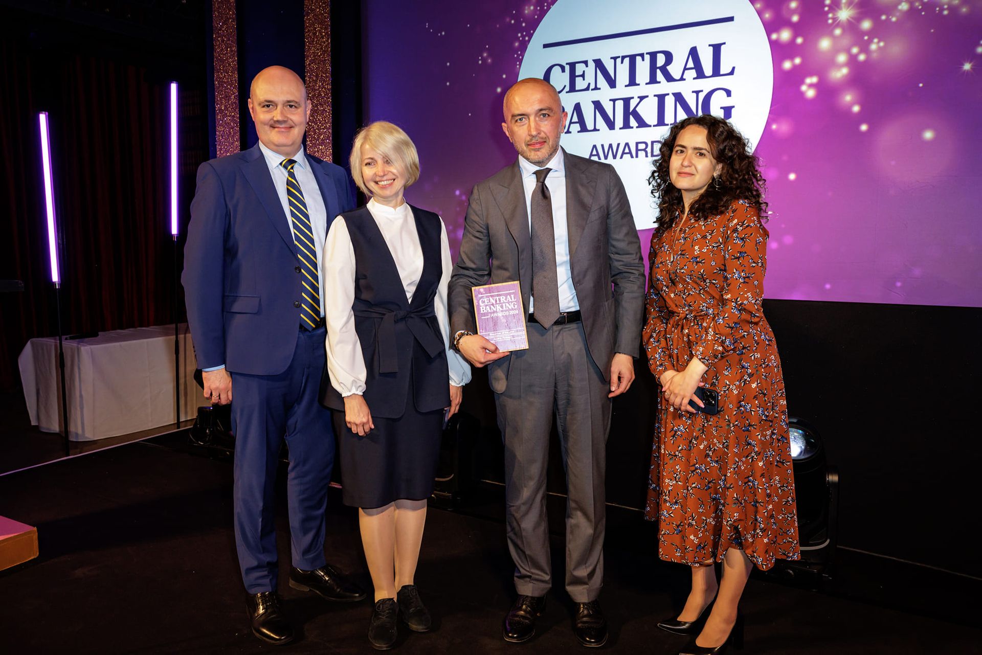 Голова НБУ під час отримання нагороди під час Central Banking Awards 2024 Голова НБУ під час отримання нагороди під час Central Banking Awards 2024