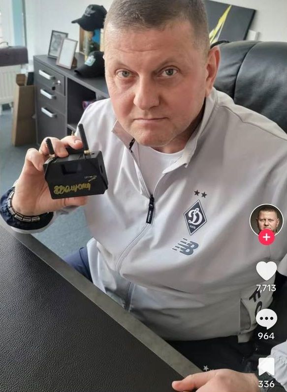 Цю олімпійку Залужний вдягає не вперше Цю олімпійку Залужний вдягає не вперше