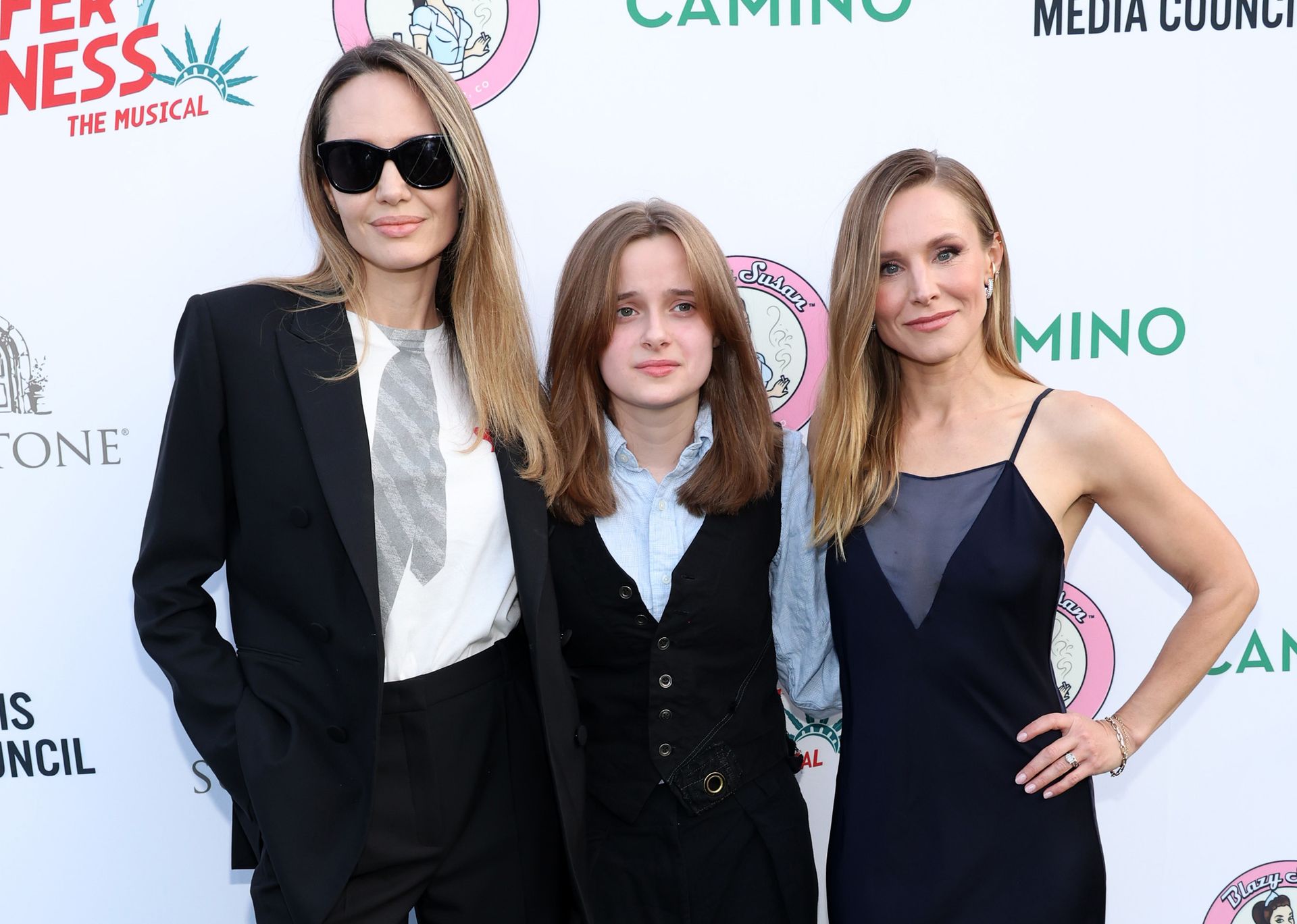 Мати та дочка в компанії актриси Крістен Белл. Фото: Getty Images Мати та дочка в компанії актриси Крістен Белл. Фото: Getty Images