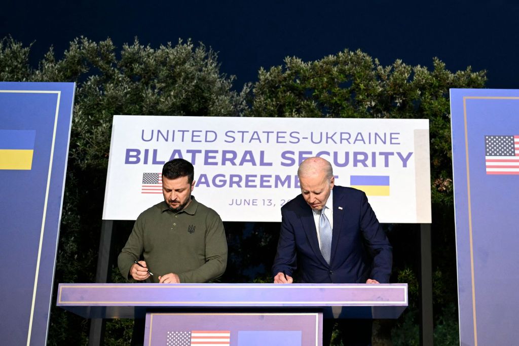 Україна та США підписали угоду про двосторонні безпекові зобов'язання на саміті G7. Фото: Getty Image Україна та США підписали угоду про двосторонні безпекові зобов'язання на саміті G7. Фото: Getty Image