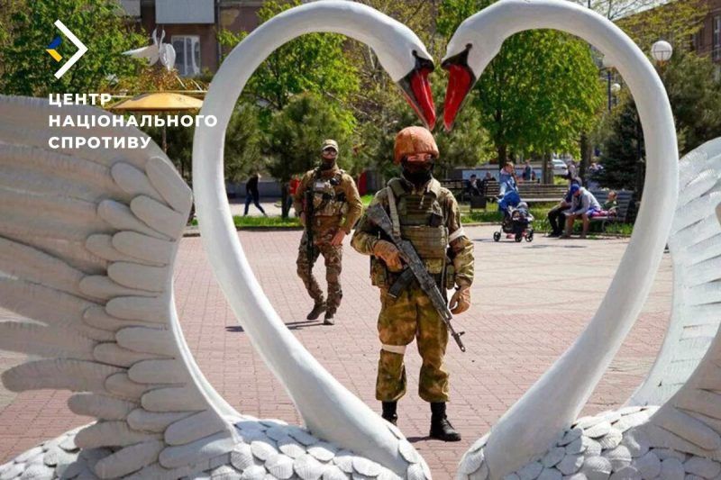 Оккупанты с оружием в курортных городах Запорожья. Фото: ЦНС Оккупанты с оружием в курортных городах Запорожья. Фото: ЦНС