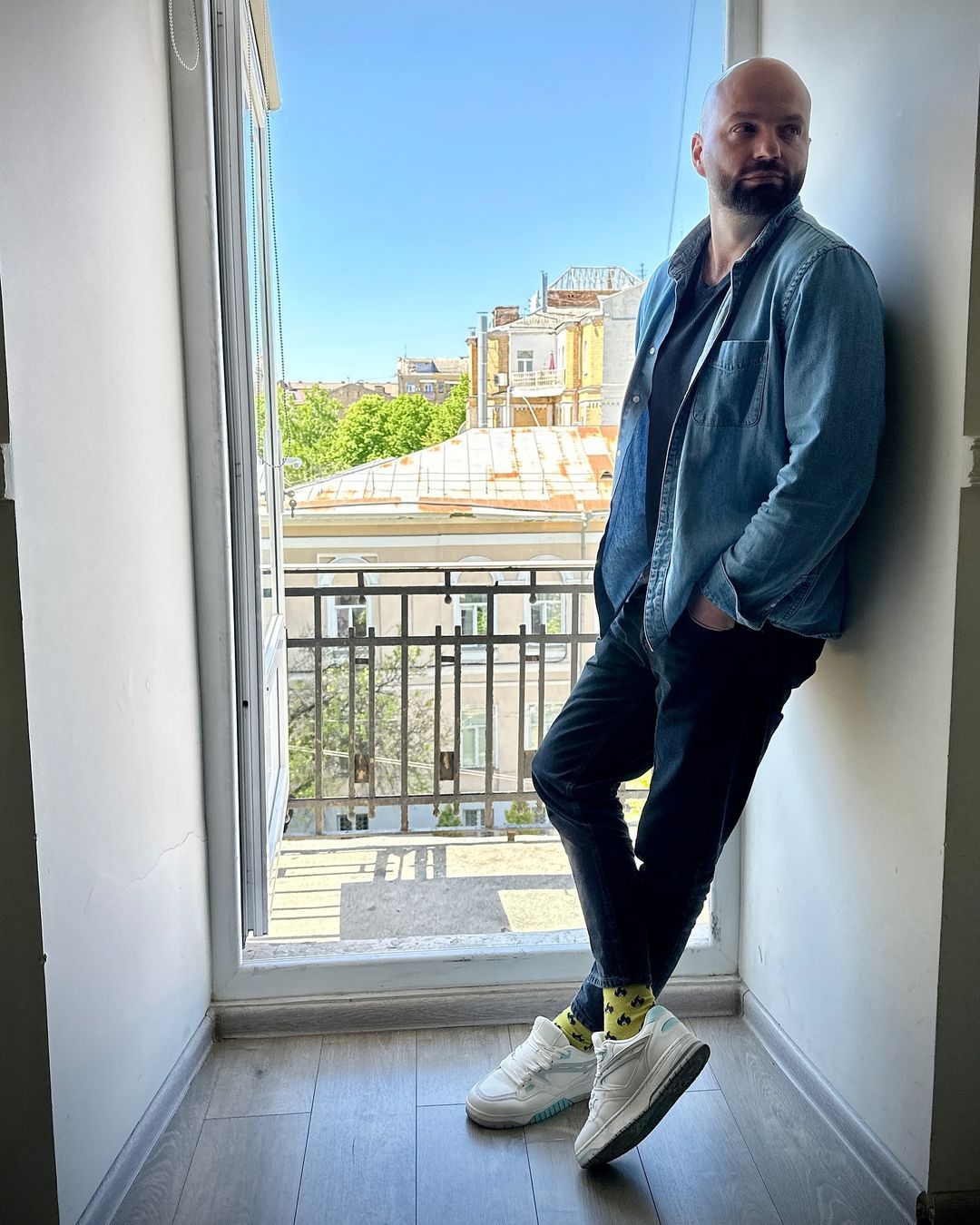 Немає, на мій погляд, політика який би цікавив більшість як людина