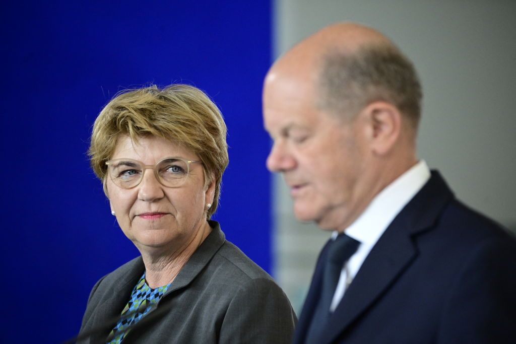 Президент Швейцарии Виола Ахмерд считает, что главное в настоящее время привлечь Россию к переговорам. Фото: Getty Images Президент Швейцарии Виола Ахмерд считает, что главное в настоящее время привлечь Россию к переговорам. Фото: Getty Images