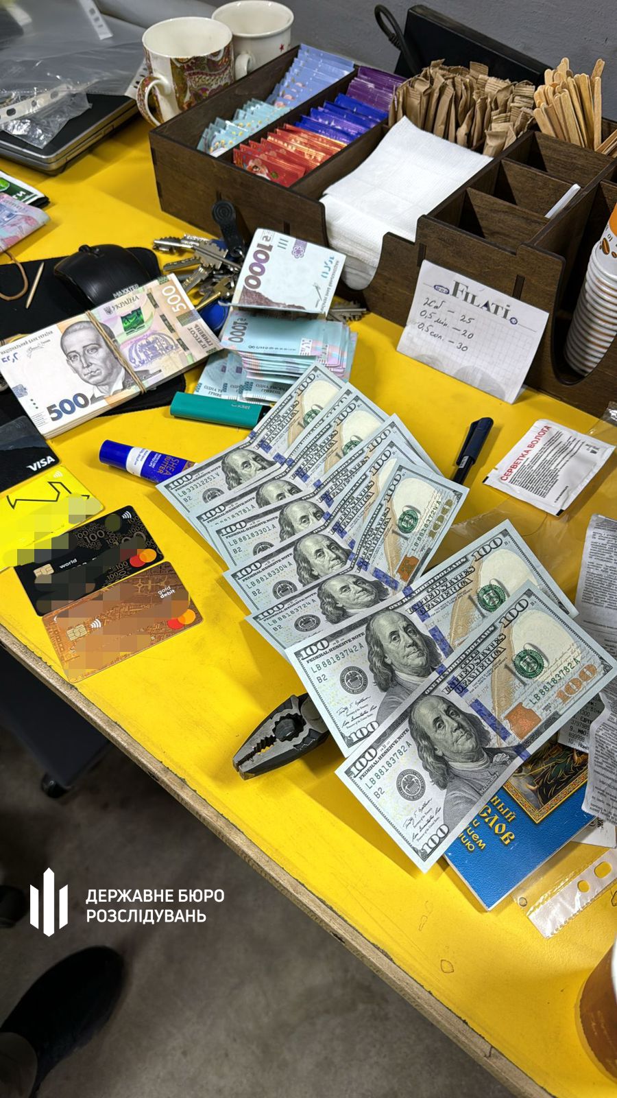 Гроші та картки виявлені під час обшуків. Фото: ДБР Гроші та картки виявлені під час обшуків. Фото: ДБР