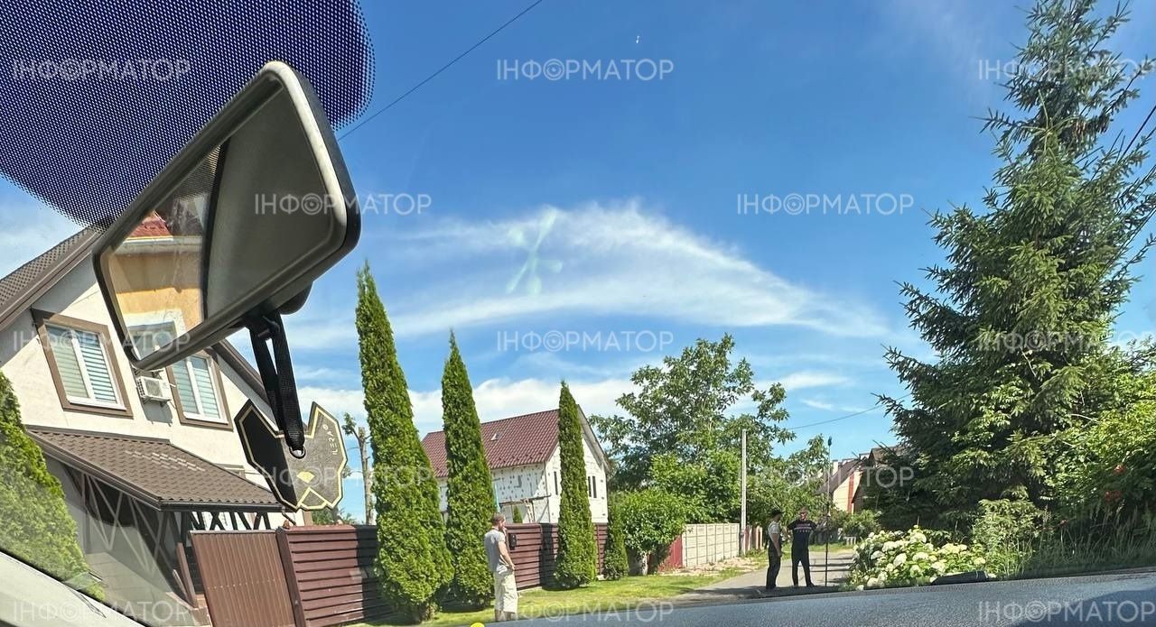 Рабочие заканчивают ремонт Рабочие заканчивают ремонт