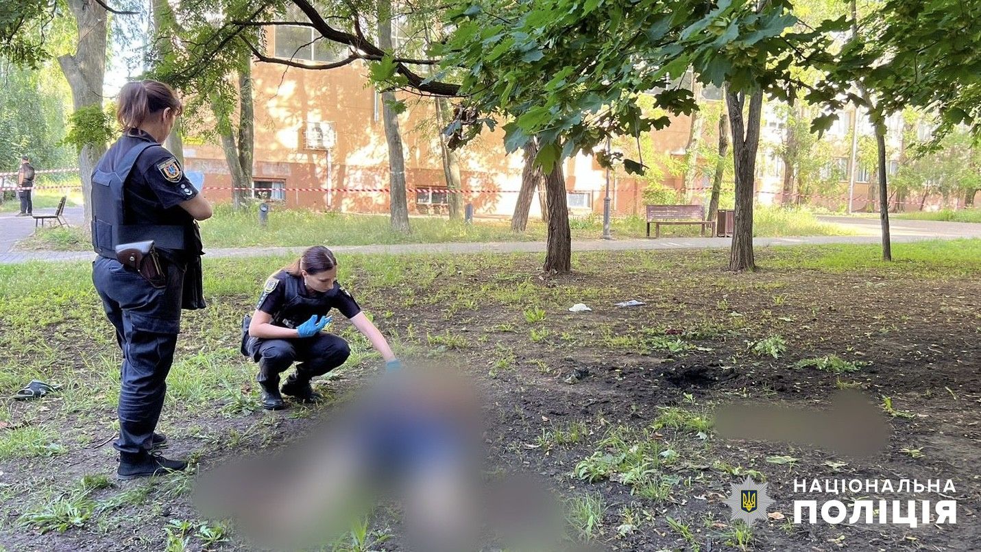 Слідчі на місці трагедії в парку Слідчі на місці трагедії в парку