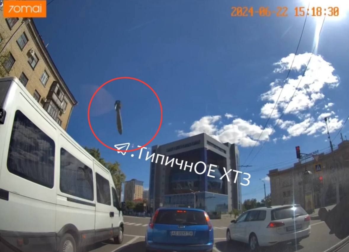 Удар по Харкову: на камери потрапив момент прильоту КАБу - снаряд можна розгледіти в польоті 1