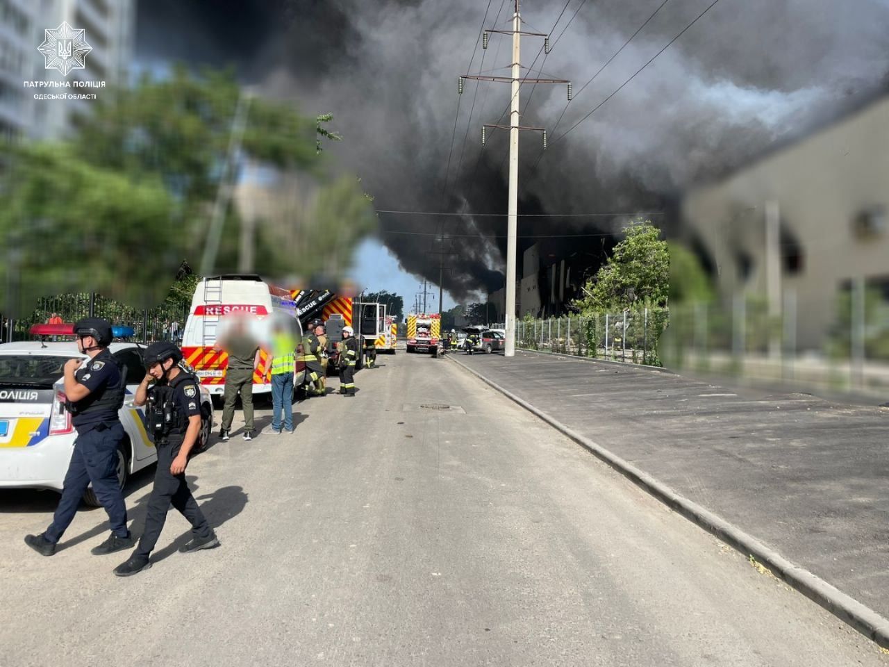 Зранку РФ обстріляла Одесу: є влучання, над містом підіймається стовп чорного диму - відео та фото 1