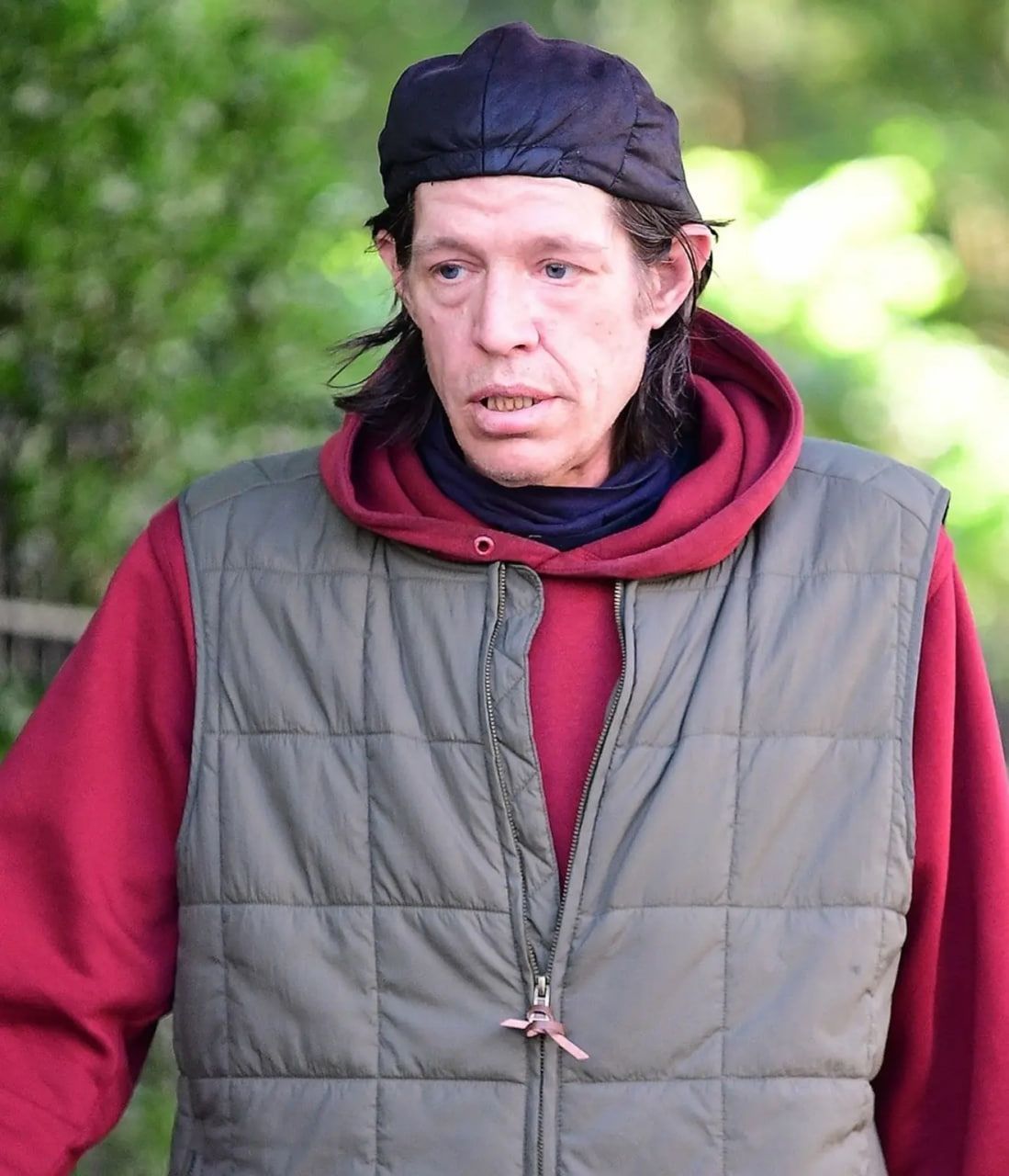 Він ішов, трохи згорбившись, вулицею Він ішов, трохи згорбившись, вулицею