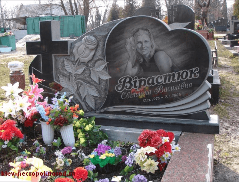 Могила первой жены Вирастюка. Фото:  Могила первой жены Вирастюка. Фото:
