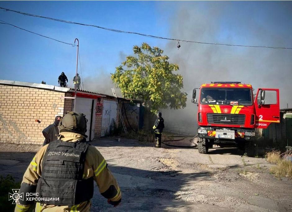 У Херсоні рятувальники потрапили під ворожий обстріл, двоє поранено – фото 1