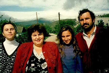 Архивное фото Джамалы (в центре) с родителями и сестрой Архивное фото Джамалы (в центре) с родителями и сестрой