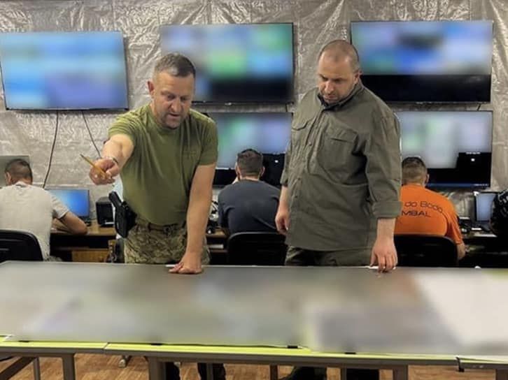 Безугла вважає, що Умєров - міністр, а не головком, і йому не потрібно вникати у карти оперативної обстановки. Фото: Facebook Рустема Умєрова
