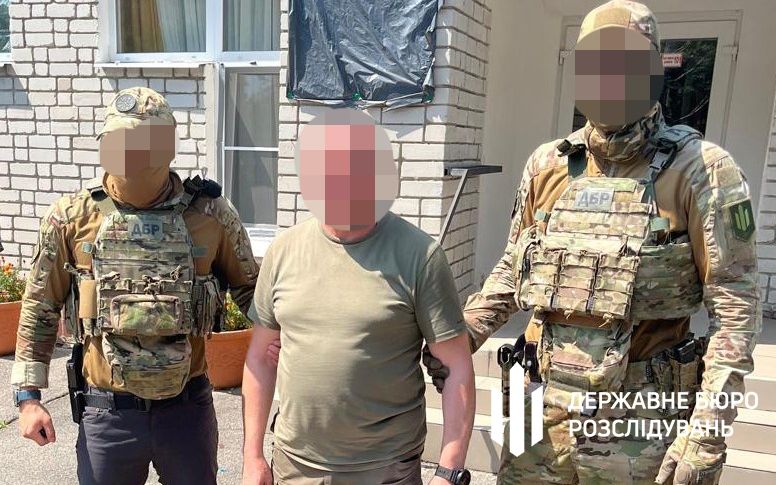 ДБР оголосило підозру запорізькому ексвоєнкому: залучав військових до ремонту свого будинку – фото 1