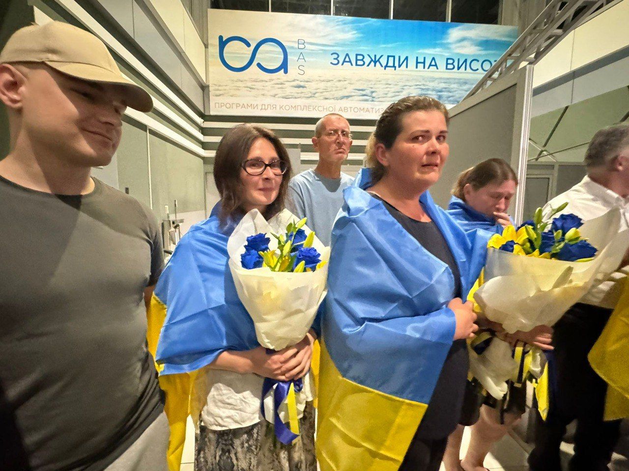 З'явилися фото звільнених з полону РФ українців: серед них є священники та заступник голови Меджлісу 4