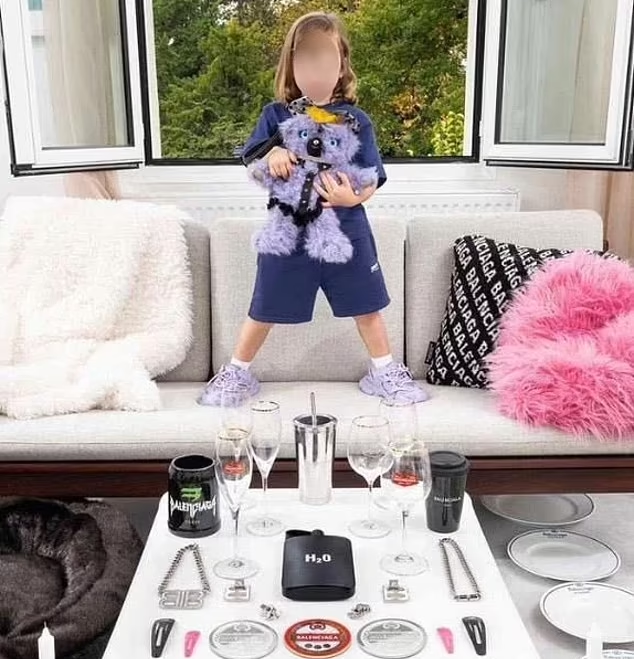 Скандальная фотосессия. Фото: Balenciaga Скандальная фотосессия. Фото: Balenciaga