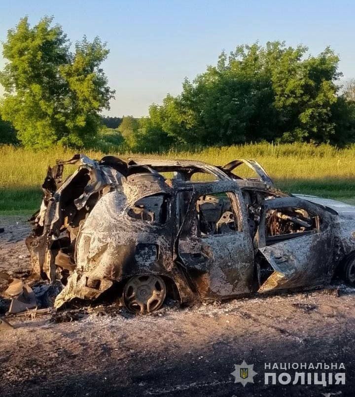 Російські війська атакували дроном поліцейський автомобіль у Шосткинському районі. Фото - МВС Російські війська атакували дроном поліцейський автомобіль у Шосткинському районі. Фото - МВС