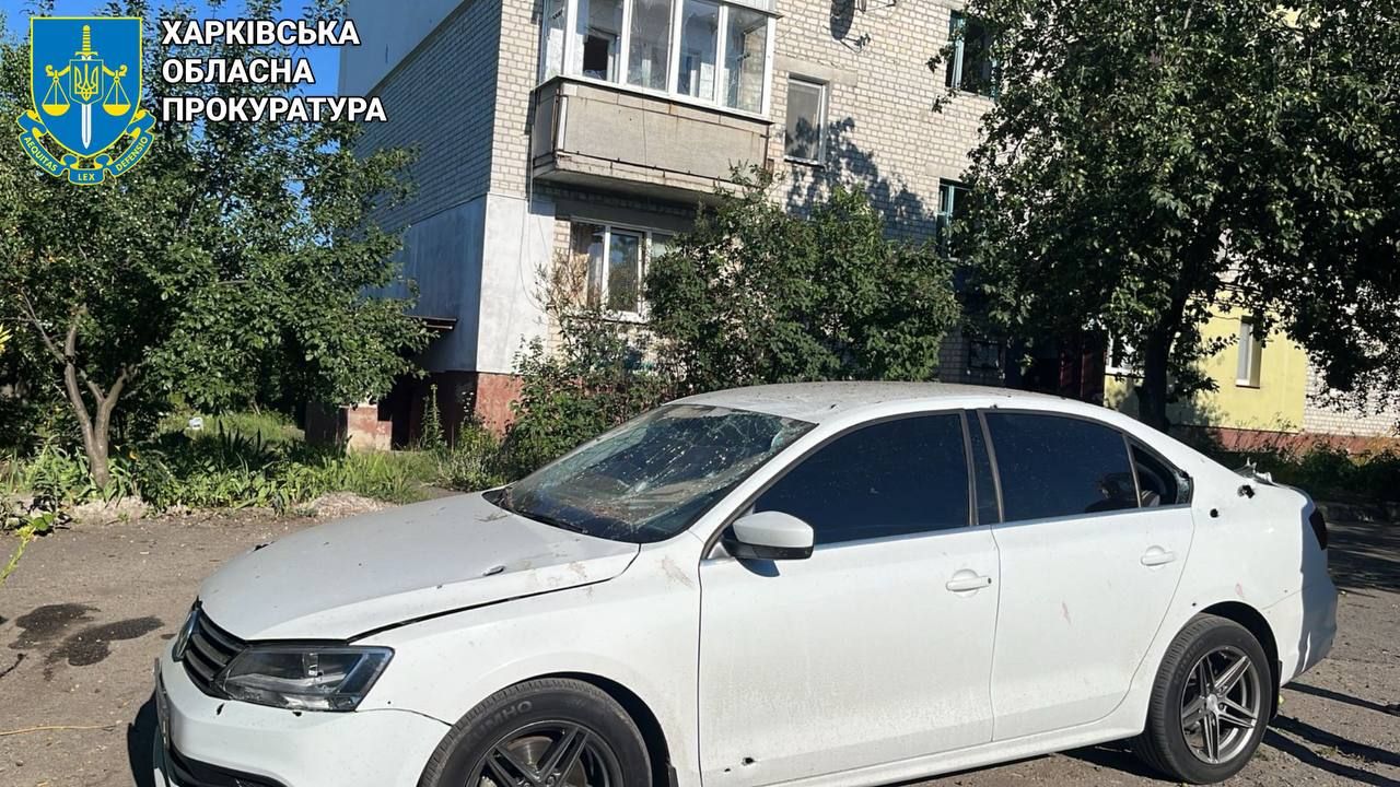 Повреждение автомобилей в эпицентре обстрела РФ Повреждение автомобилей в эпицентре обстрела РФ