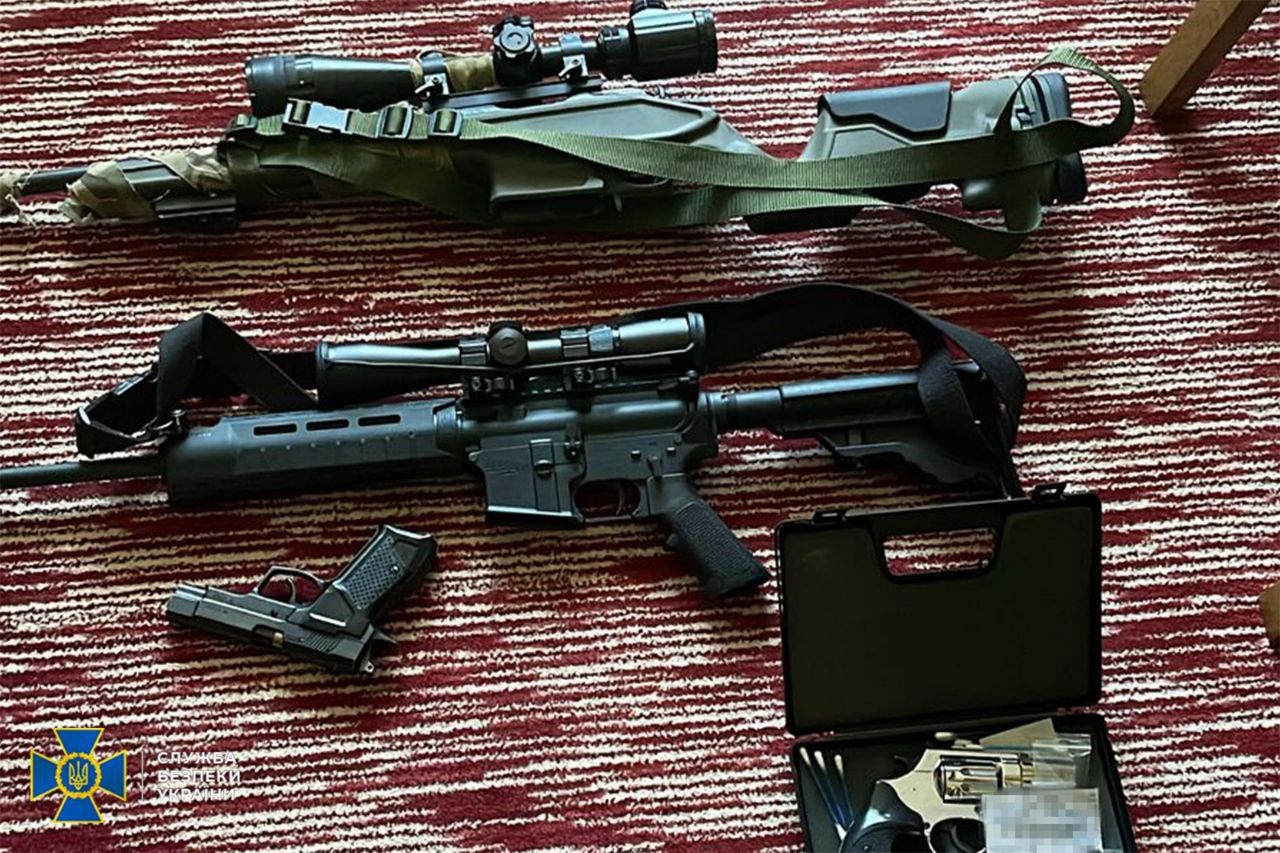 Обшуки виявили зброю