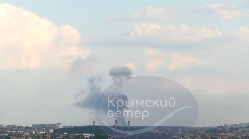 Масштабні вибухи та стовпи диму: у Криму та Бєлгороді прильоти по російським окупантам (фото, відео) 4
