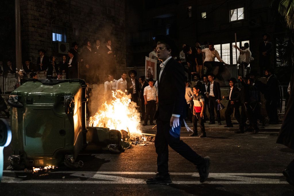 Митингующие хадерим жгли мусор на улицах. Фото Getty Images Митингующие хадерим жгли мусор на улицах. Фото Getty Images