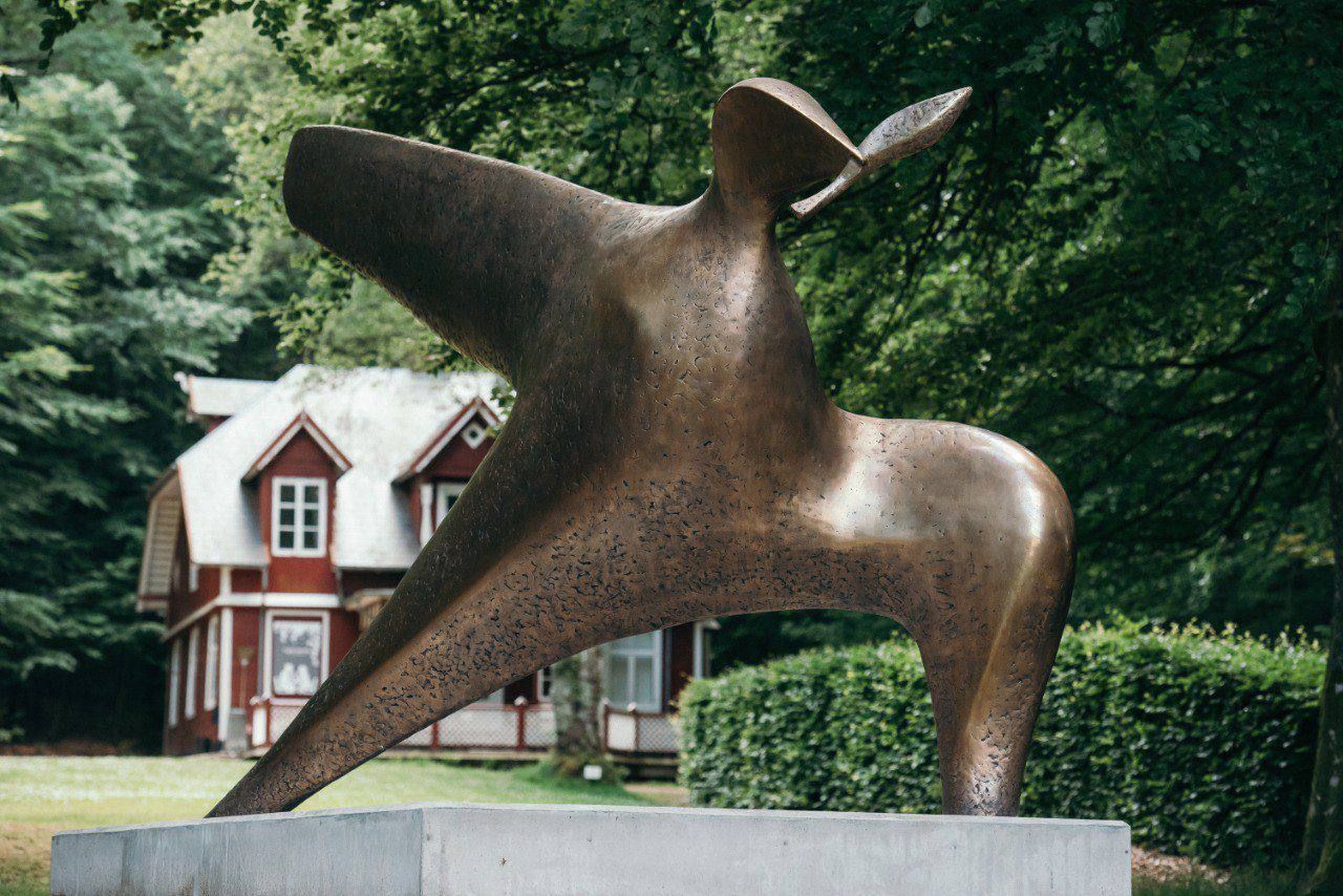 Скульптура розташована у парку скульптур Art Center Silkeborg Bad