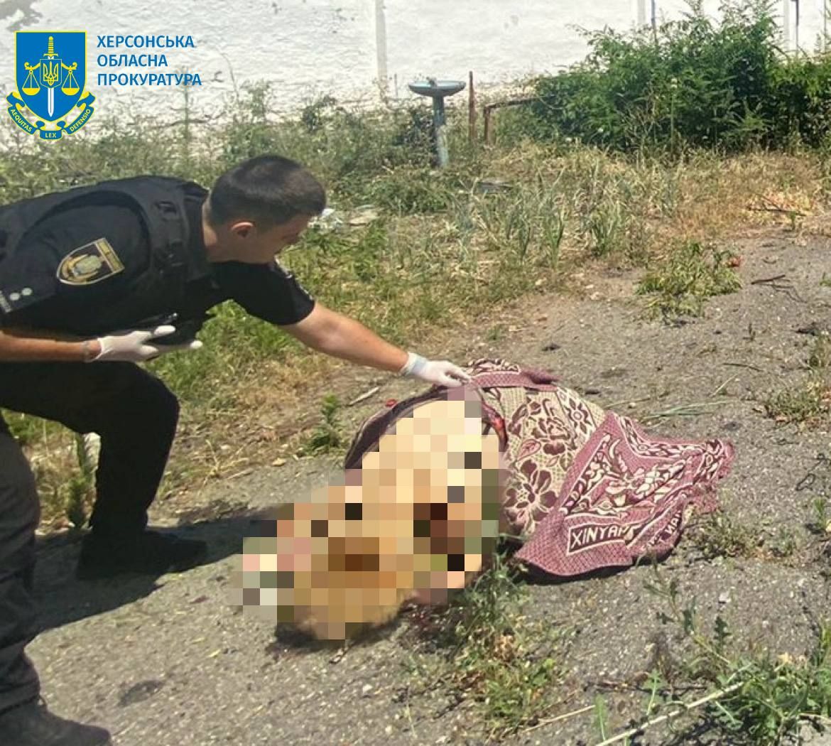Удар РФ по Херсону: одна людина загинула, ще десять - поранені 1